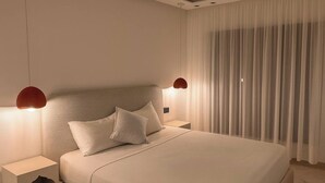 A modern bedroom with a large bed, two bedside tables, and a headboard. - Studio Luxe-Wintering-Pool/M'Avenue/2min Station (Marrakesh)