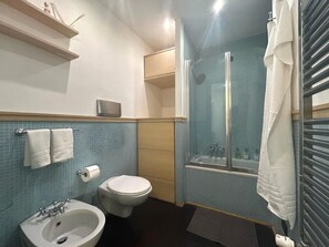 Dusche, Haartrockner, Bidet, Handtücher