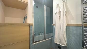 Doccia, asciugacapelli, bidet, asciugamani