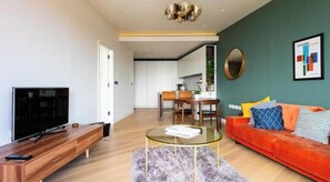 TV - Luxury Soho House Residence – Gym, Pool, Cinema & Prime London Living (London)