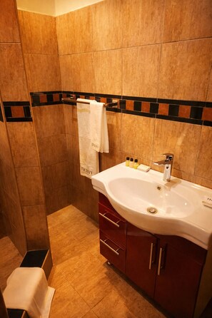 Comfort Double Room, Non Smoking, Housekeeping | Bathroom - The Ivy Hotel (Lusaka)
