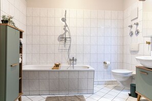 Haartrockner, Handtücher, Seife, Toilettenpapier