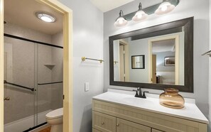 Shower, towels, toilet paper - Cozy 1-bedroom townhome in a lakeside community! (Sapphire)