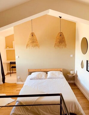 Tabla de planchar con plancha, wifi gratis y ropa de cama 