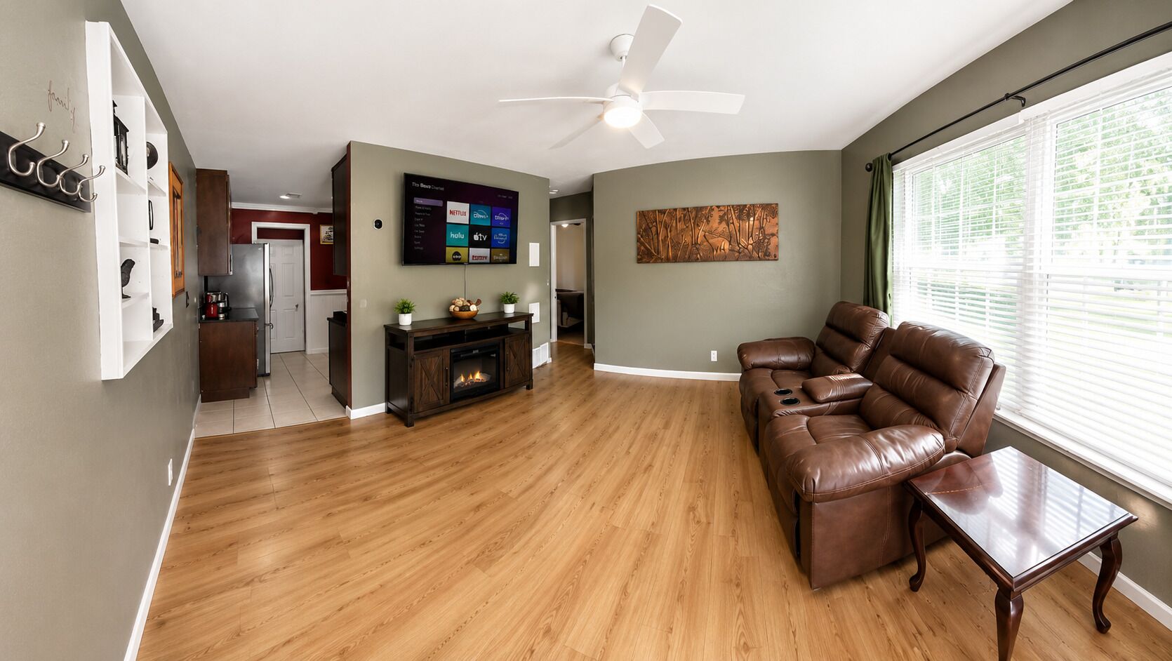 Smart TV, fireplace