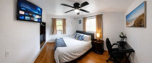 2 bedrooms, desk, iron/ironing board, free WiFi - Beach & Speedway Retreat (Daytona Beach)