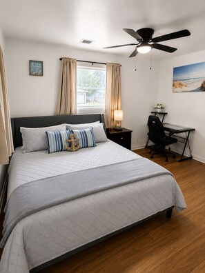 2 bedrooms, desk, iron/ironing board, free WiFi - Beach & Speedway Retreat (Daytona Beach)