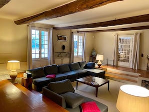 Télévision, cheminée