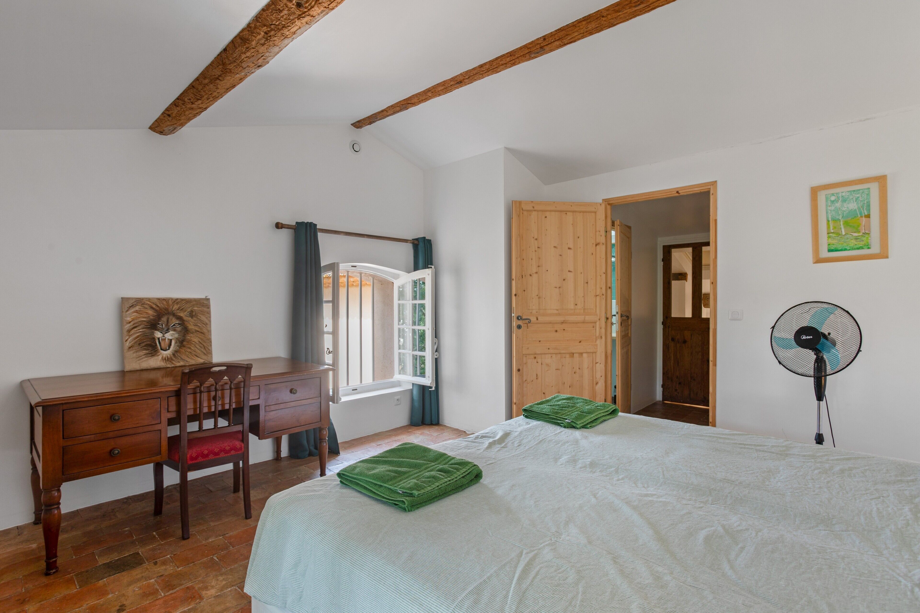 9 quartos, ferros/tábuas de passar roupa, Wi-Fi, roupa de cama