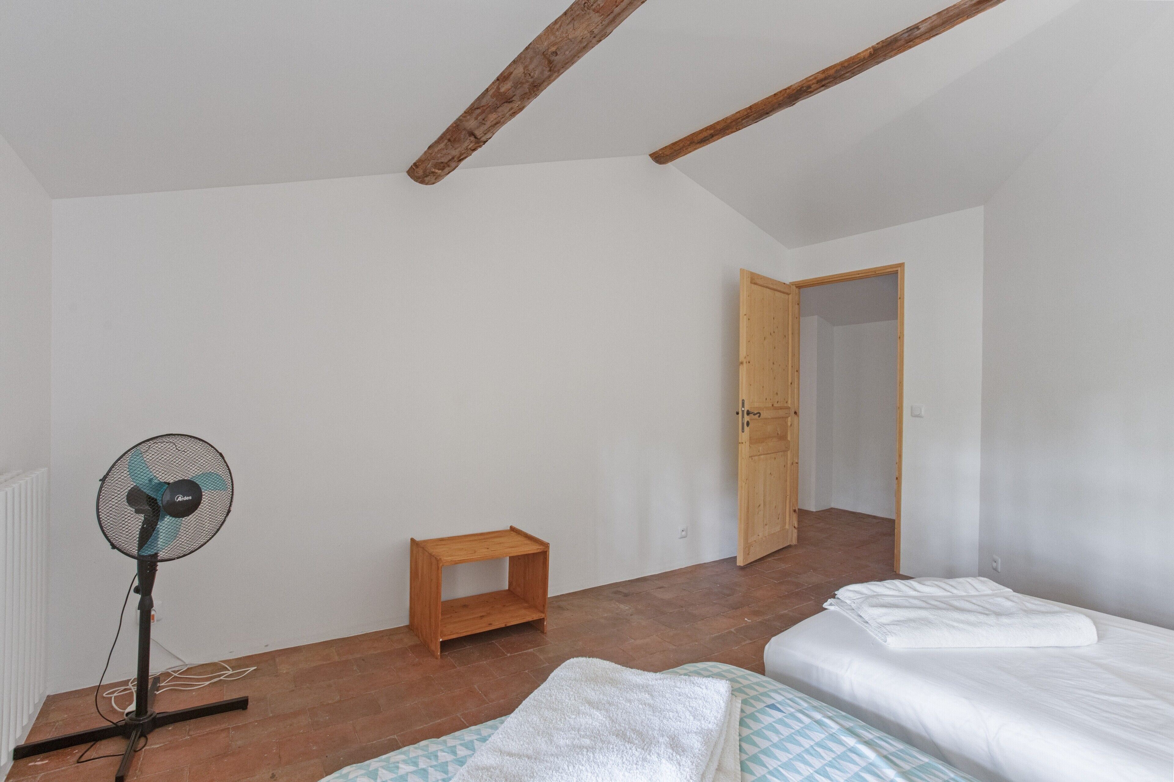 9 dormitorios, tabla de planchar con plancha, wifi y ropa de cama