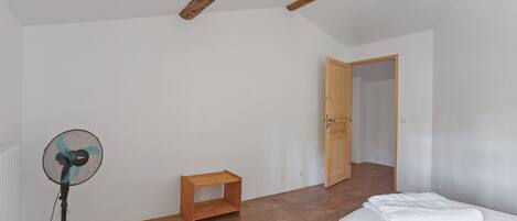 9 bedrooms, iron/ironing board, WiFi, bed sheets