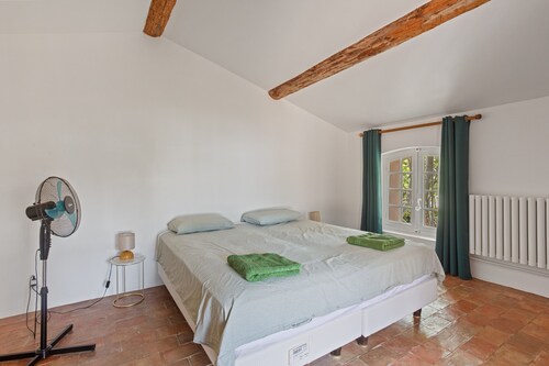 Holiday Home 'Grand Mas Provencal - 9 Ch - 18 Per' with Mountain View, Private Pool and Wi-Fi