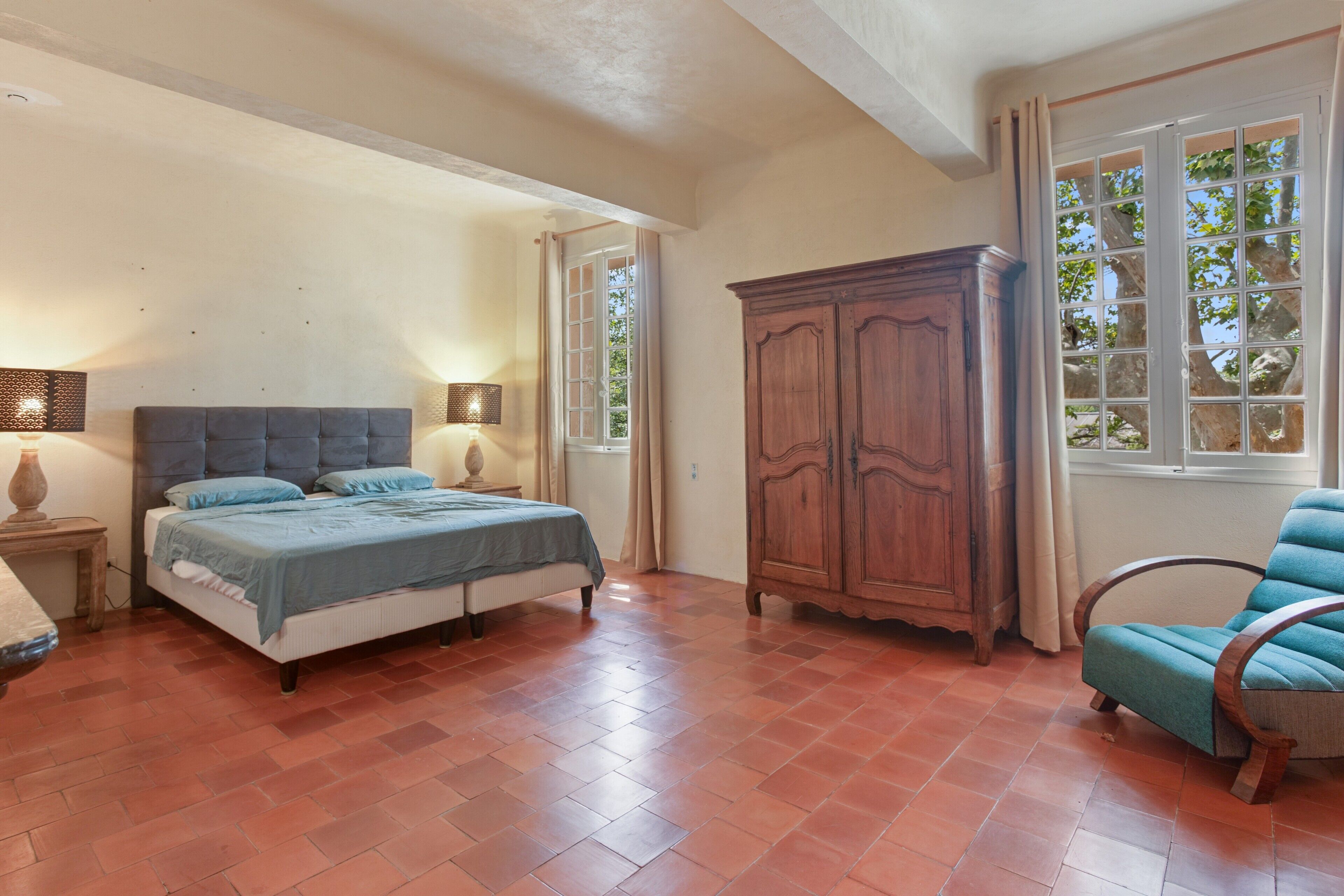 9 dormitorios, tabla de planchar con plancha, wifi y ropa de cama