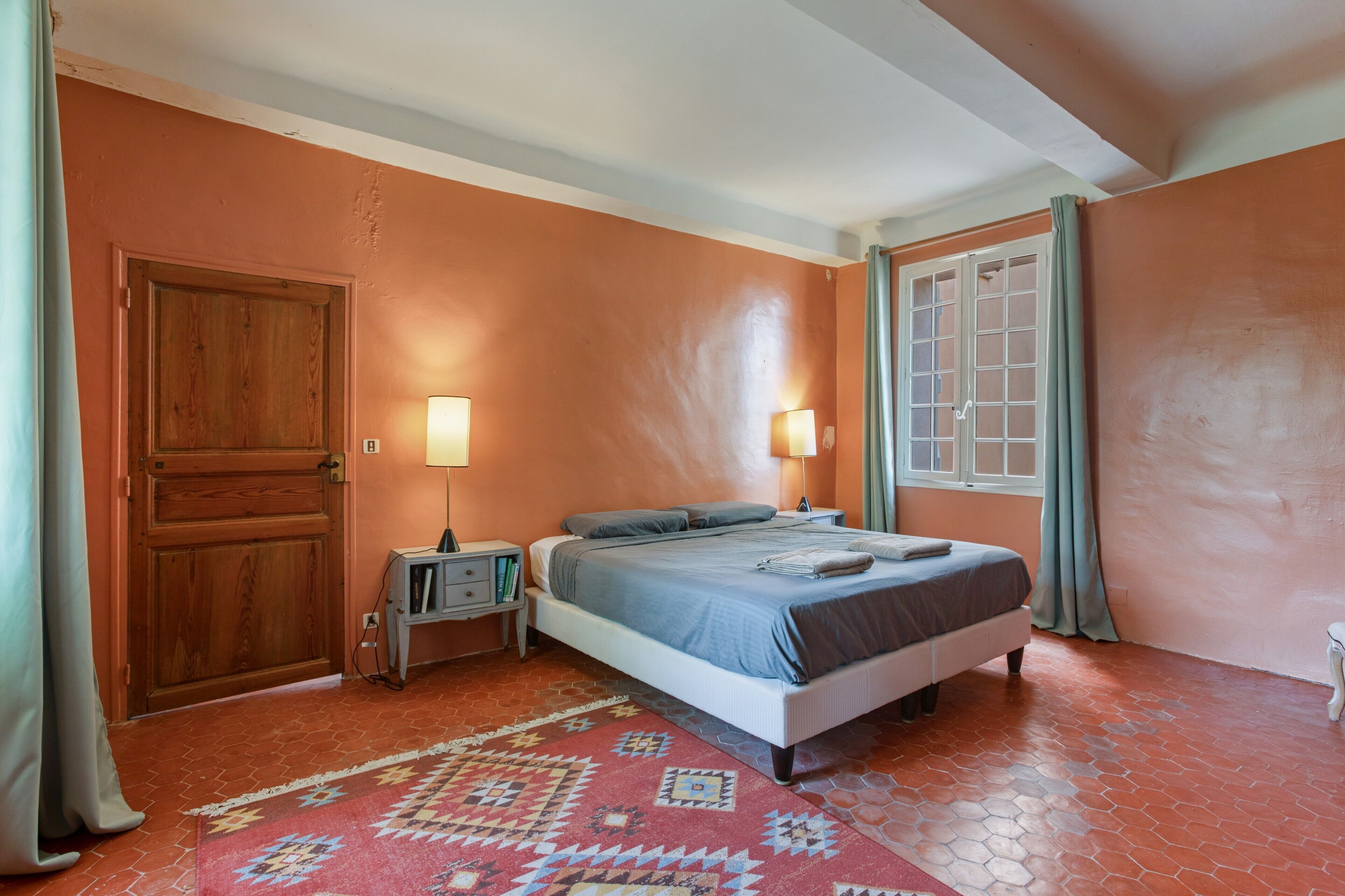 9 quartos, ferros/tábuas de passar roupa, Wi-Fi, roupa de cama