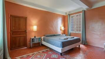 9 quartos, ferros/tábuas de passar roupa, Wi-Fi, roupa de cama