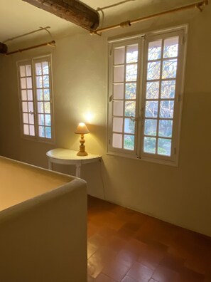 Interior - Holiday Home 'Grand Mas Provencal - 9 Ch - 18 Per' with Mountain View, Private Pool and Wi-Fi (La Farlède)