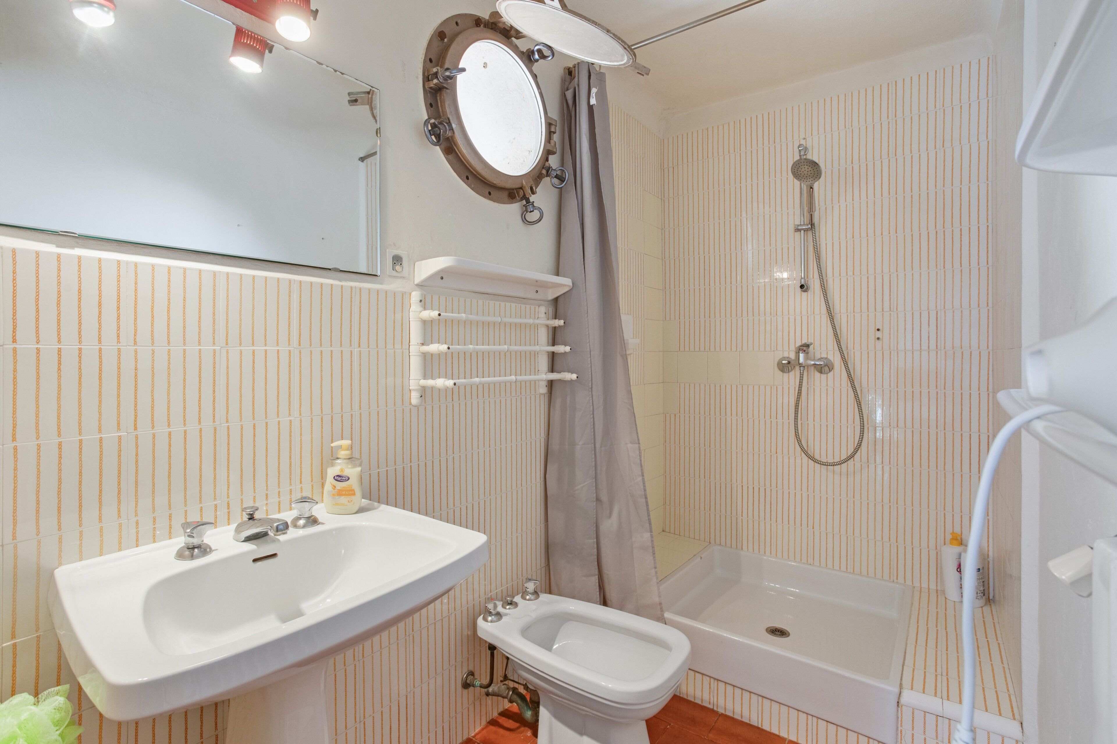 Douche, sèche-cheveux, serviettes fournies