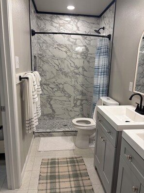 Shower, hair dryer, towels, soap - 2.5 Miles from AT&T Stadium and Globe Field, 3.5 miles from Six Flags (Arlington)