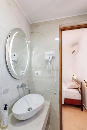 Deluxe Double Room, Balcony | Bathroom | Shower, hair dryer, towels, shampoo - Vila Orfea (Ksamil)