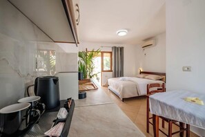 Quarto casal luxo, sacada | Wi-Fi de cortesia, roupa de cama