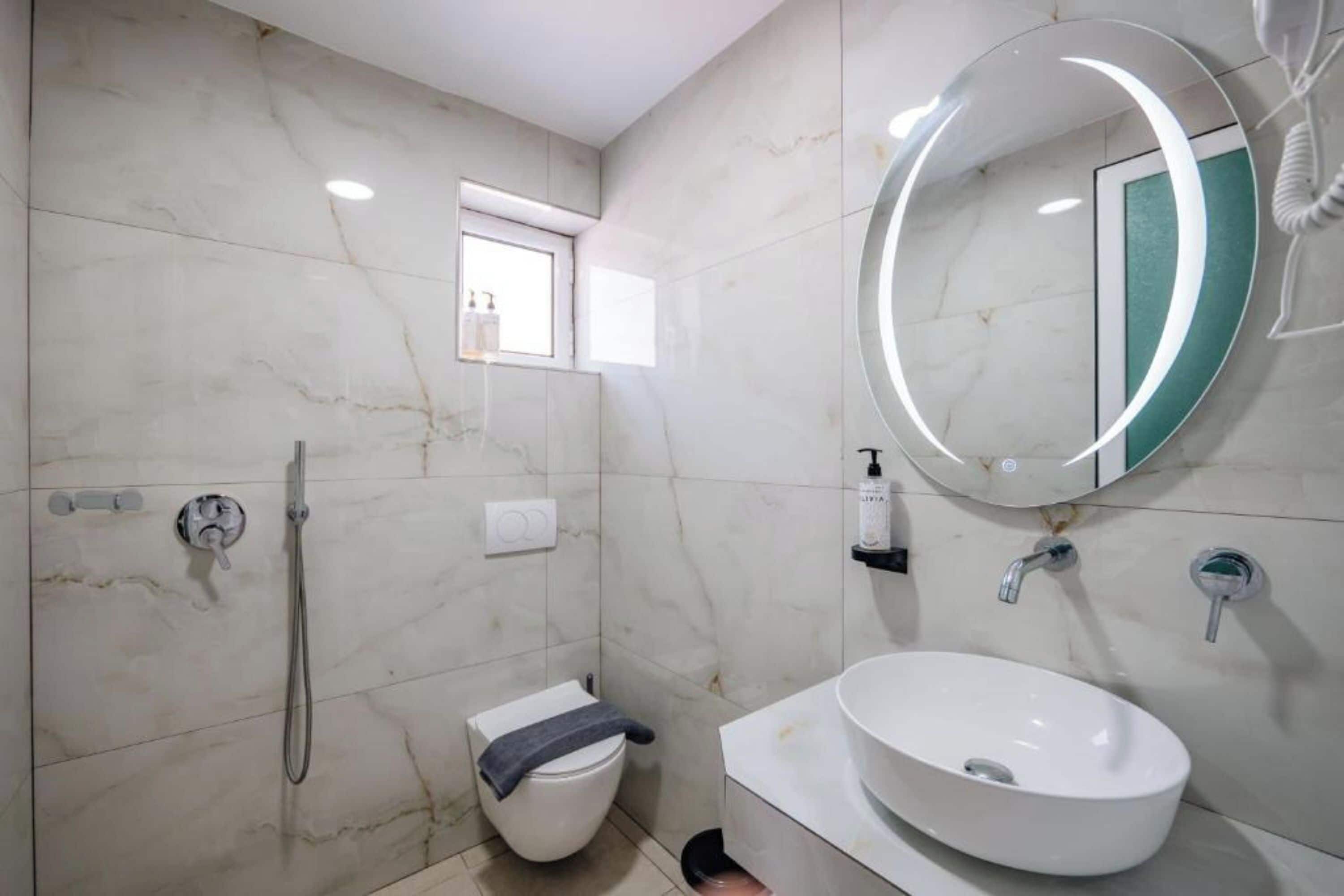 Deluxe-Doppelzimmer | Badezimmer | Dusche, Haartrockner, Handtücher, Shampoo