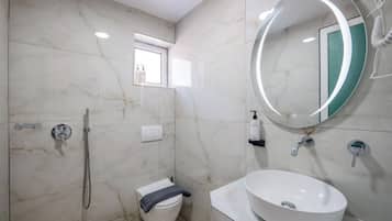 Deluxe-Doppelzimmer | Badezimmer | Dusche, Haartrockner, Handtücher, Shampoo