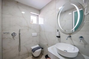 Quarto casal luxo | Banheiro | Chuveiro, secador de cabelo, toalhas de banho, shampoo