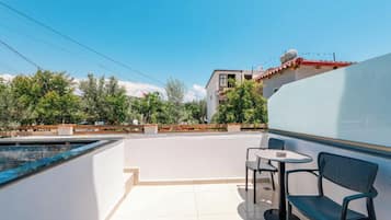 Habitación doble Deluxe, balcón, vista a la ciudad | Restaurante al aire libre