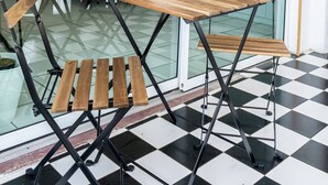 Un coin repas avec une table, des chaises et une plante en pot.