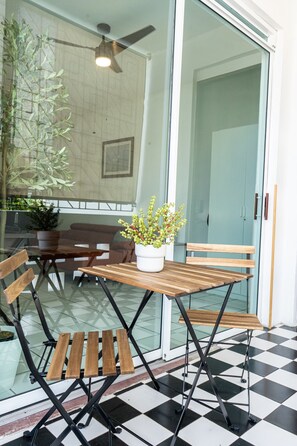 Outdoor dining - Spacious 3br Drenched with light Gem Beach Walk Loíza · Quiet & Airy (San Juan)