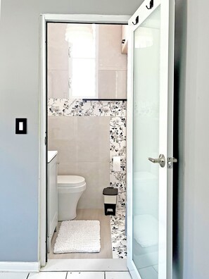 Shower, hair dryer, towels, soap - Spacious 3br Drenched with light Gem Beach Walk Loíza · Quiet & Airy (San Juan)