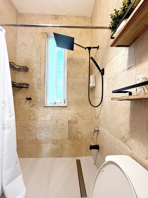 Dusche, Haartrockner, Handtücher, Seife