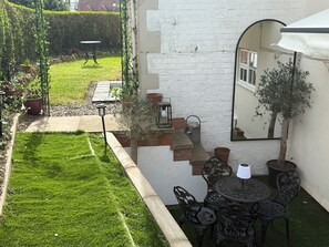 Outdoor dining - Your Private Cotswolds Castle – Fairytale Stay in a Honey-Stone Village (Banbury)