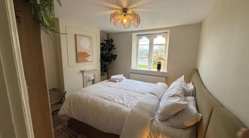 Your Private Cotswolds Castle – Fairytale Stay in a Honey-Stone Village