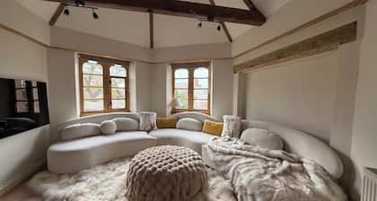 Your Private Cotswolds Castle â Fairytale Stay in a Honey-Stone Village