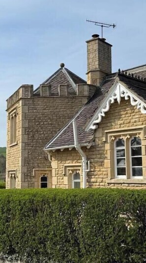 Exterior - Your Private Cotswolds Castle – Fairytale Stay in a Honey-Stone Village (Banbury)