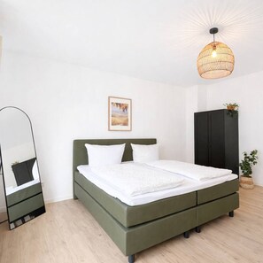2 Schlafzimmer, Schreibtisch, Bügeleisen/Bügelbrett, Reisekinderbett