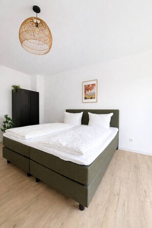 2 Schlafzimmer, Schreibtisch, Bügeleisen/Bügelbrett, Reisekinderbett