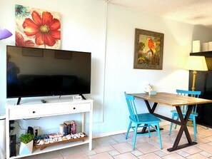 Dining - Beachy Bright Maui Vista 1 BR 1BA condo overlooking pool (Kihei)