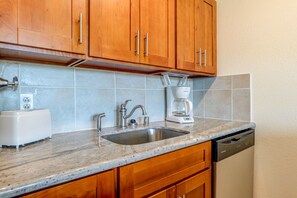 Private kitchen - Beachy Bright Maui Vista 1 BR 1BA condo overlooking pool (Kihei)