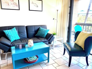 Living area - Beachy Bright Maui Vista 1 BR 1BA condo overlooking pool (Kihei)