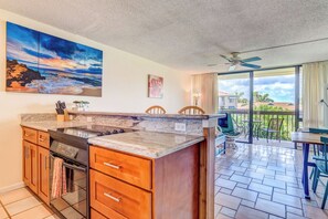 Private kitchen - Beachy Bright Maui Vista 1 BR 1BA condo overlooking pool (Kihei)