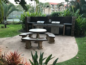 Outdoor dining - Beachy Bright Maui Vista 1 BR 1BA condo overlooking pool (Kihei)