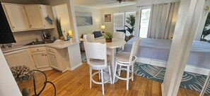 1 bedroom, WiFi, bed sheets - Paradise on the Point: Mermaid suite, Steps from the Beach, & Harbor. (Destin)