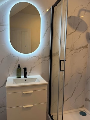 Shower, towels, soap, toilet paper - Modern Nottingham House| Sleeps 14| Parking+Garden (Nottingham)