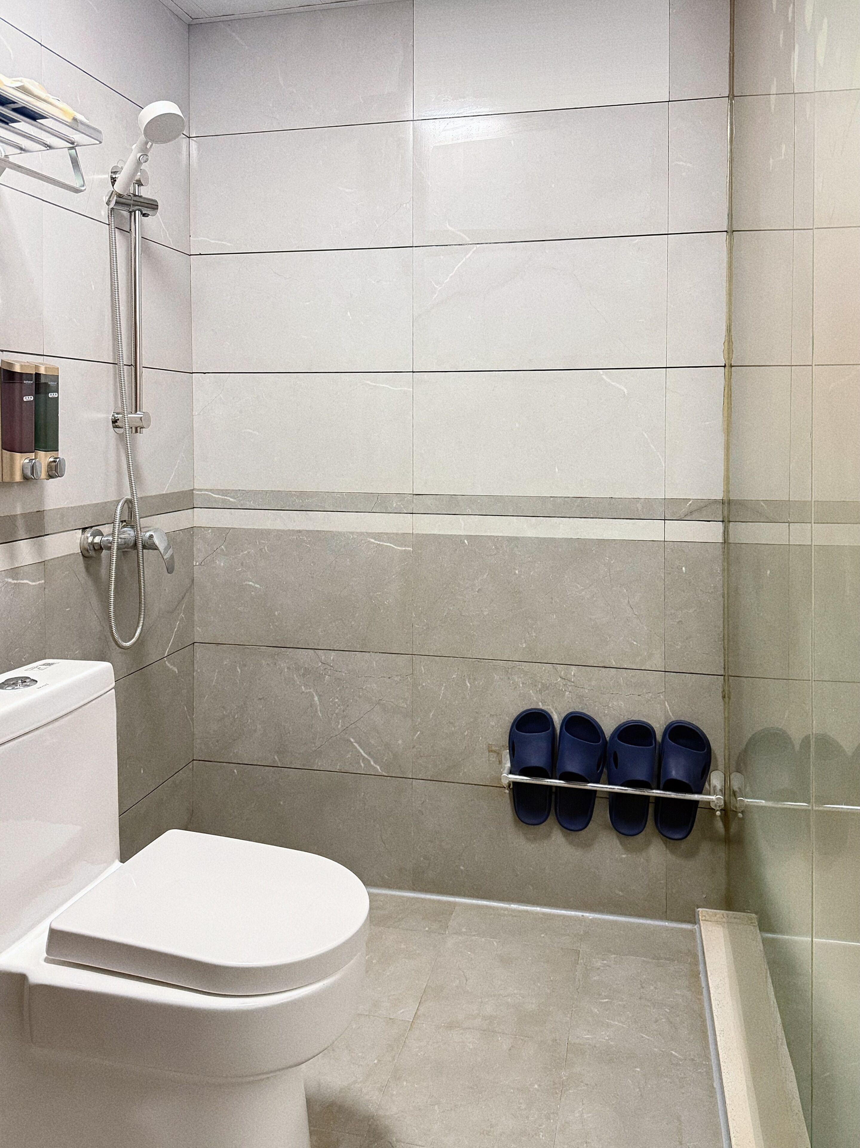 Chambre Double Classique, vue fleuve | Salle de bain | Douche, articles de toilette gratuits, sèche-cheveux, chaussons