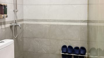 Chambre Double Classique, vue fleuve | Salle de bain | Douche, articles de toilette gratuits, sèche-cheveux, chaussons