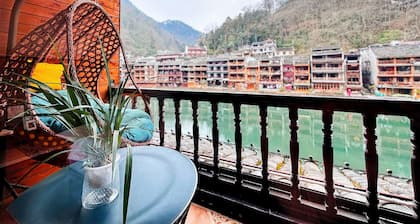 Fenghuang Meomory Riverview Inn