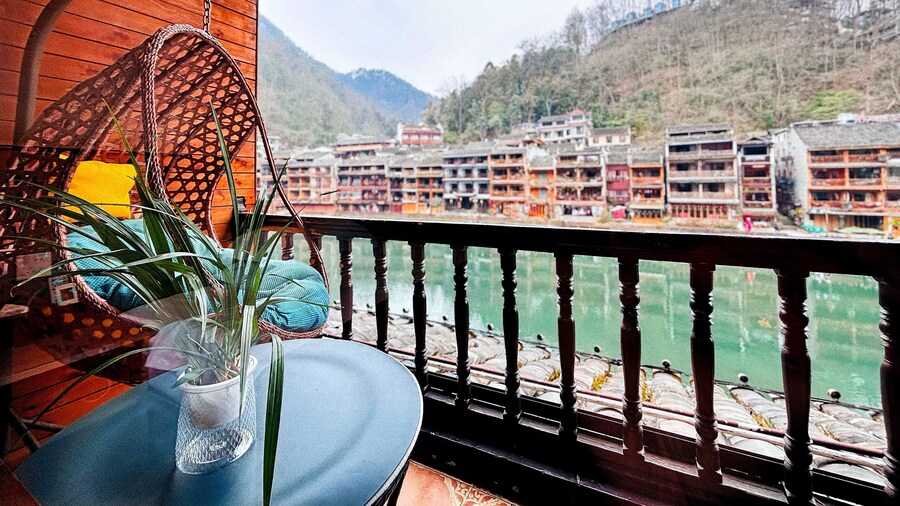 Fenghuang Meomory Riverview Inn