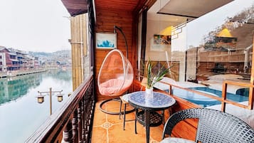 家庭双床房, 河景